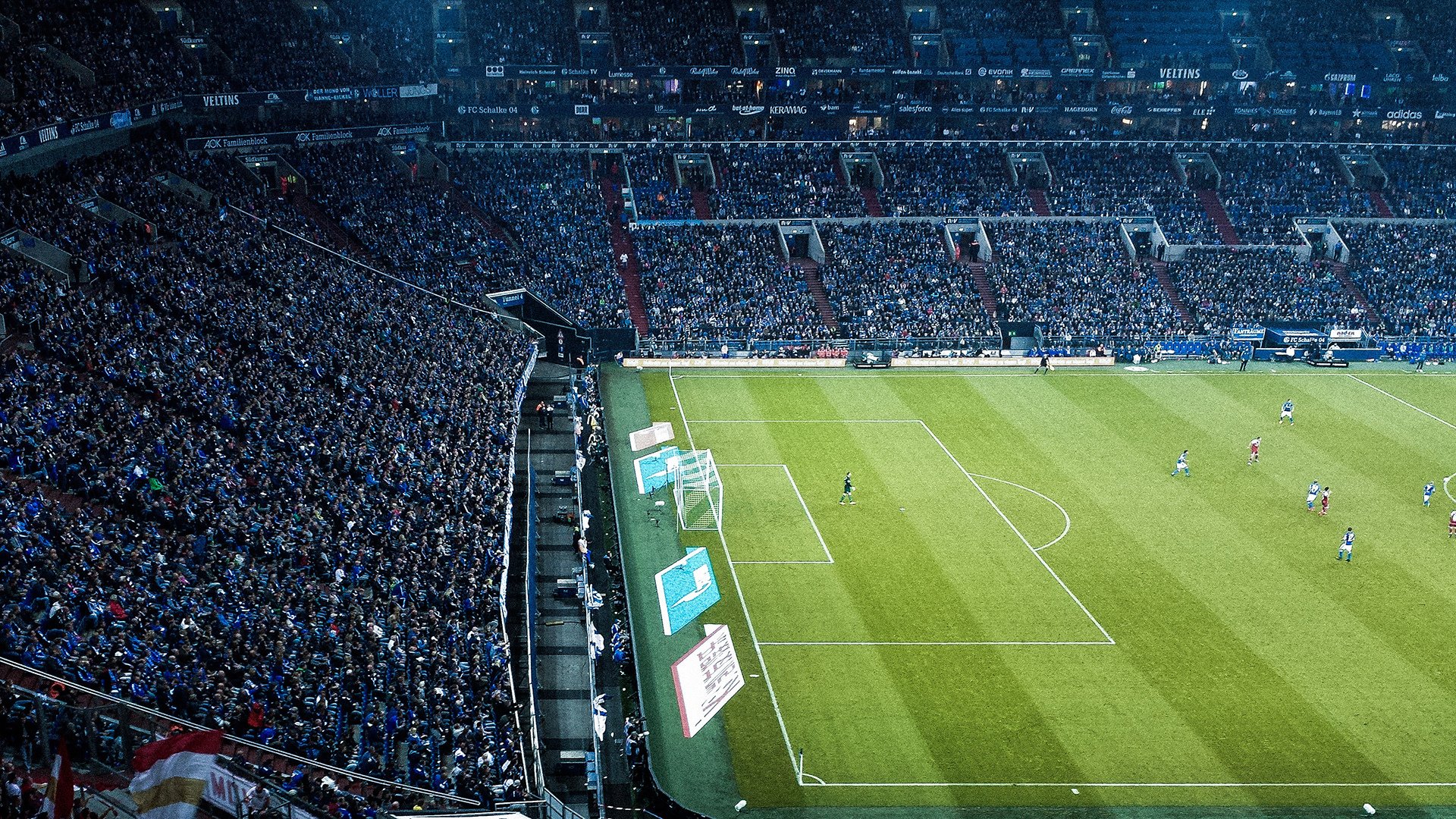 法甲豪门采取“拉边+高压”战术，打乱对方节奏